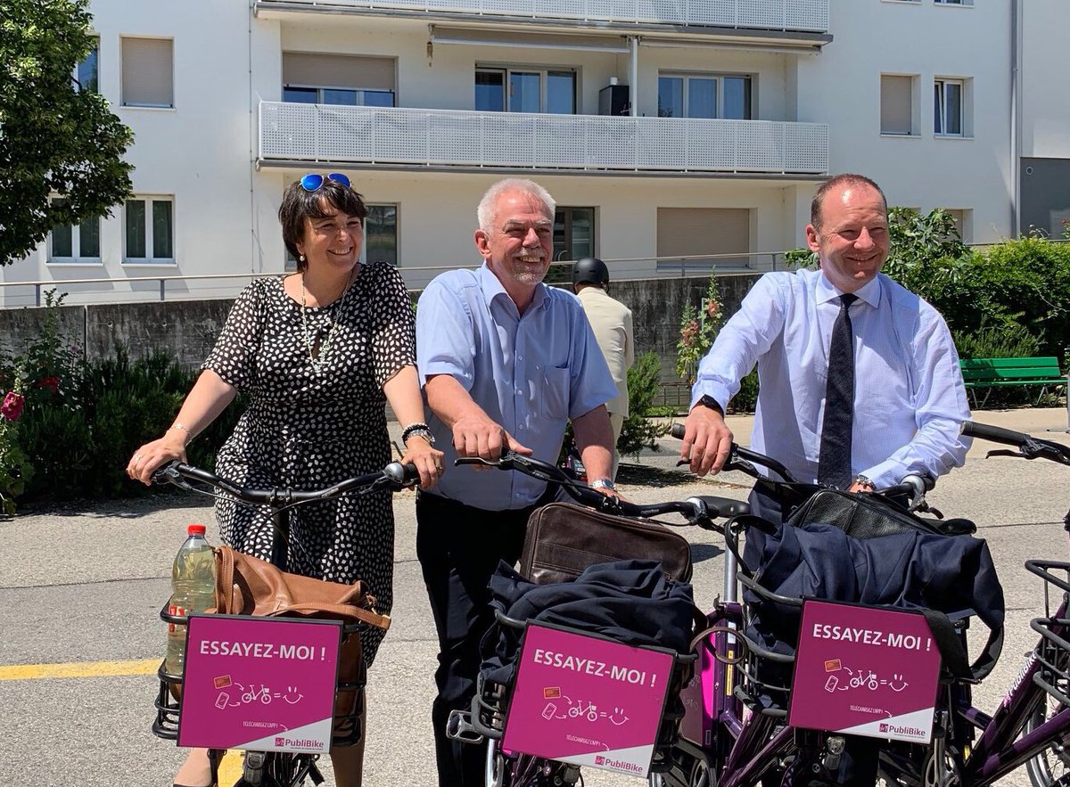 RegiondeNyon's tweet photo. #TRANSPORTS. Ils l’ont fait! Gérald Cretegny (président de la @RegiondeNyon), Serge Dal Busco (conseiller d'Etat genevois) et Astrid Beaud Roche (Coopération transfrontalière #GrandGenève en transports publics) ont relié à #vélo la gare de #Nyon et la Région pour y tenir séance. https://t.co/O96Um05YVv