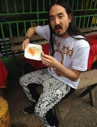 BelovedPrincss's tweet photo. @hectorvelasqz @Perxitaa @lordsp @auronplay @nayibbukele Introducción a la cultura salvadoreña:
Las pupusas se comen con la mano. Ejemplo ilustrado: @steveaoki cuando vino a El Salvador. https://t.co/nmtUwzNBWT