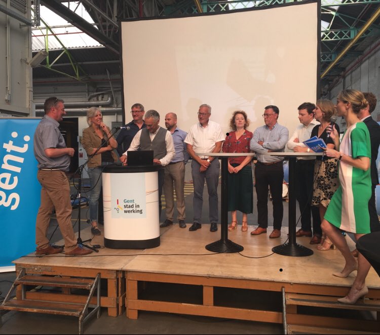 ArneOosthuyse's tweet photo. ⁦@Geert_D8⁩ ondertekent Gents #arbeidspact samen met ⁦@Stadgent⁩ ⁦@vdab_be⁩ en andere sociale partners om 2.500 “andersactieve” Gentenaren aan het werk te krijgen. Dit ambitieus plan moet de nijpende krapte op de Gentse arbeidsmarkt aanpakken. ⁦@VOKA_OVL⁩ https://t.co/aD5RVgdl56