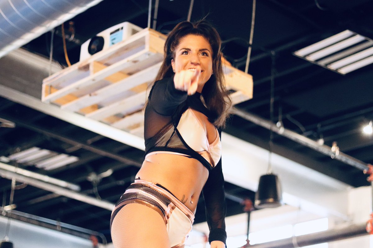 VeraSadlyPhoto's tweet photo. I definitely have a new favorite added to the (very long) list of favorite women 😬😬😬 @kaseycatal #WWRCake https://t.co/8TtQlXpD0u