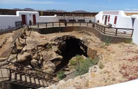 Existe un yacimiento IMPRESIONANTE y súper EVOCADOR en Fuerteventura, la Cueva del Llano, donde sucedió algo muy instructivo a nivel paleobiológico.La Cueva del Llano es un tubo volcánico al norte de Fuerteventura que tiene alrededor de 1 millón de años.