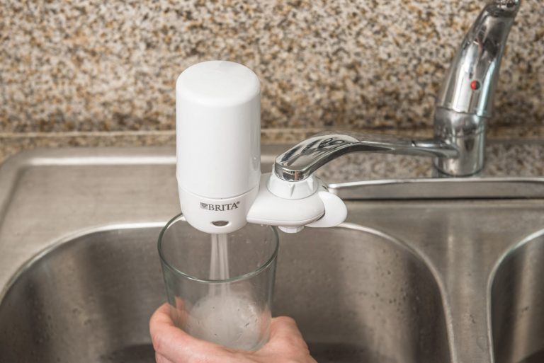 yourbestdigs's tweet photo. After comparing lab tests from dozens of filter systems, we bought the four top faucet water filters and compared them with filtered water from pitchers, reverse osmosis and bottled water suppliers. The best faucet water filter was the @britausa – FF100. https://t.co/0PNqyw9E8B https://t.co/lqj9Y6D04O