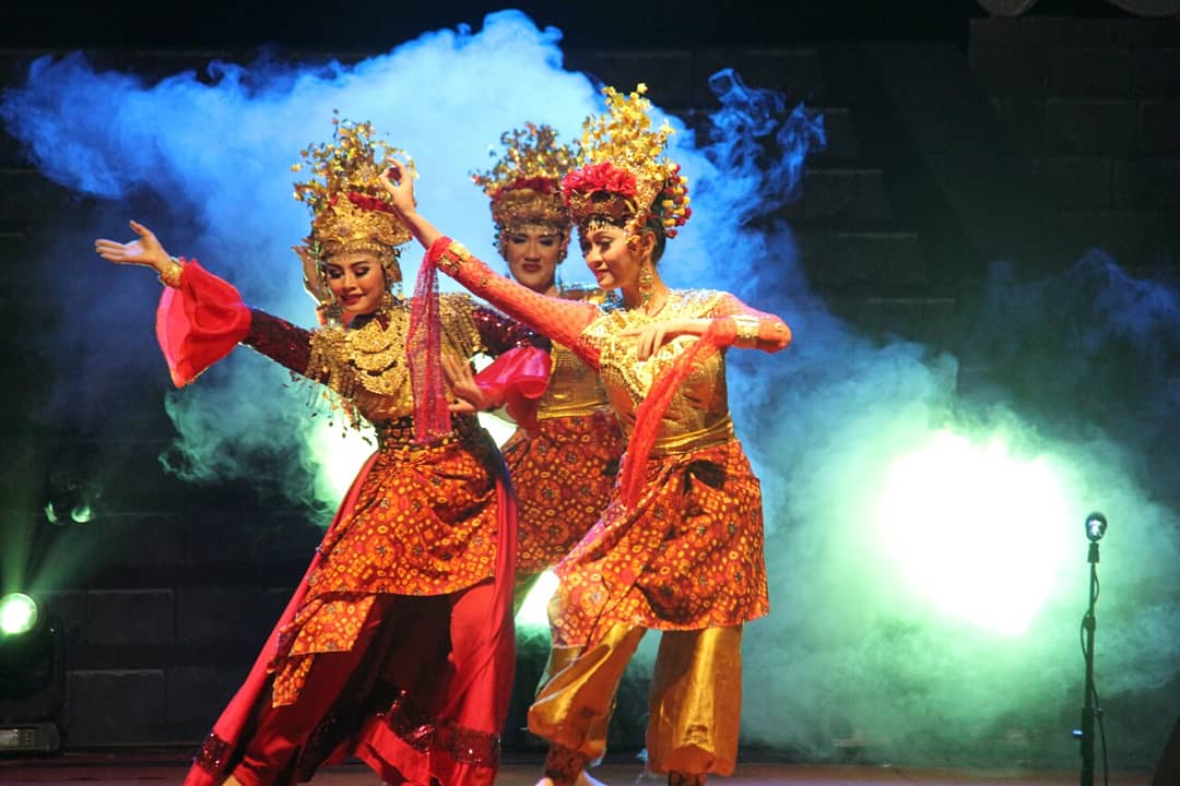budparekrafjtg's tweet photo. Untuk tahun ini, mengangkat tema "Harmony in Diversity" yang artinya "Keharmonisan dalam Keberagaman". Tema ini diambil karena bangsa Indonesia terdiri dari berbagai banyak suku, ras, agama serta budaya. #WonderfulIndonesia #JatengGayeng #VisitJawaTengah https://t.co/iE5bscxhTy