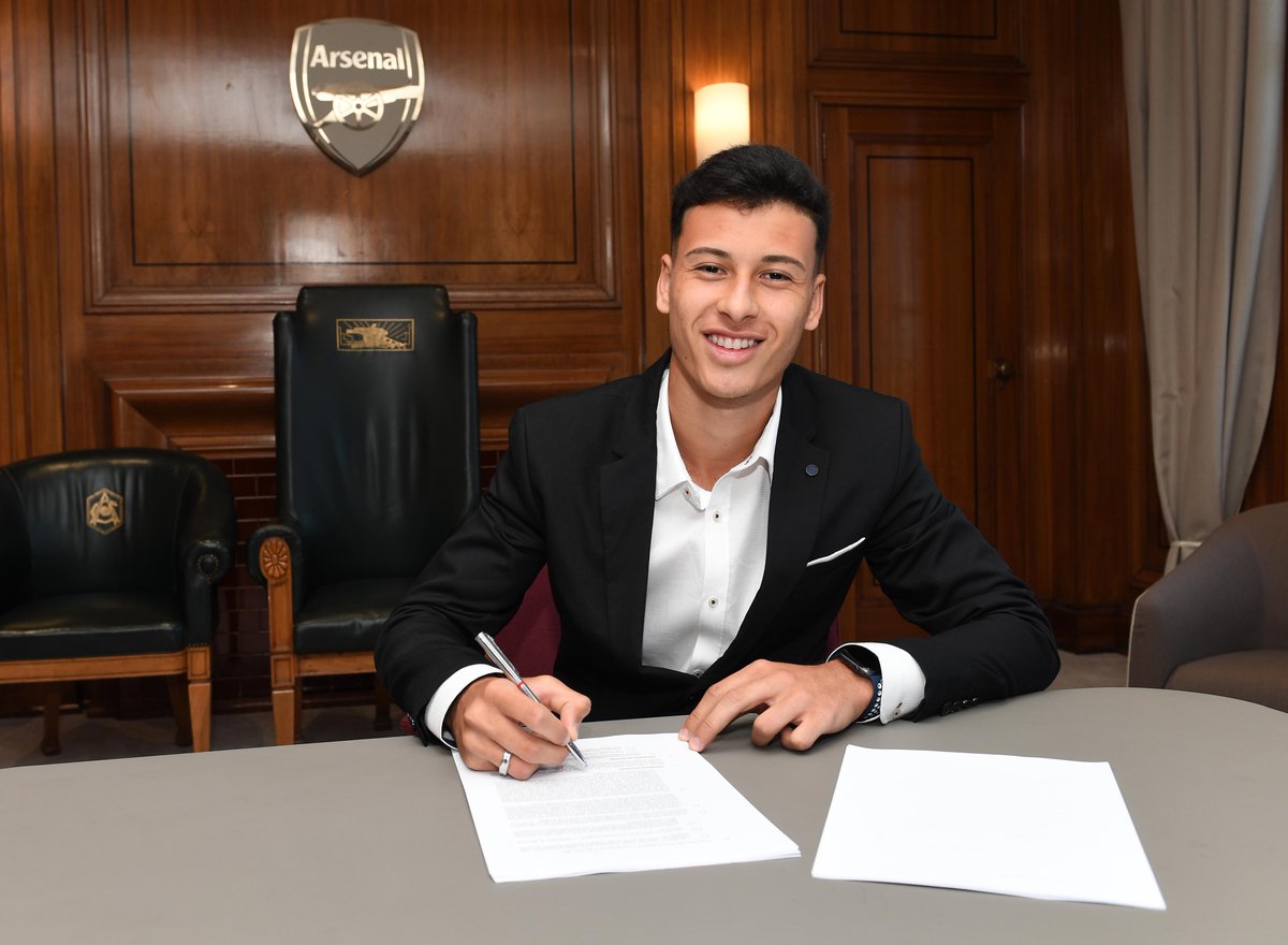 BBCSport's tweet photo. ✍️ Arsenal have completed their first transfer of the summer.

18-year-old Gabriel Martinelli has signed a long-term contract with the Gunners.

More 👉 https://t.co/U7bOe3mIP4

#bbcfootball https://t.co/4fqTBb1MJc