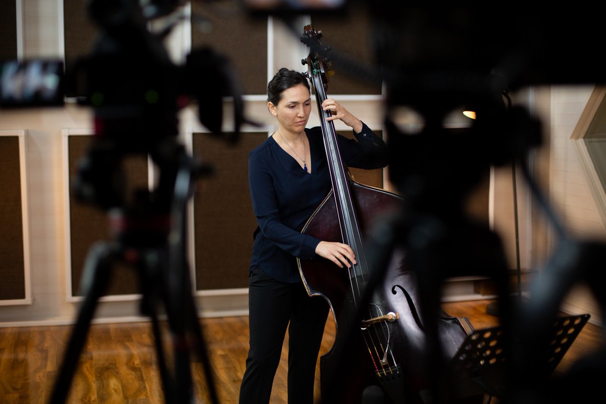Our first lesson by the great double bassist <a href="/katiethiroux/">Katie Thiroux</a> is due out later on the Discover Double Bass YouTube channel! :-) 
#doublebass #uprightbass #basslesson #doublebasslesson #contrabass