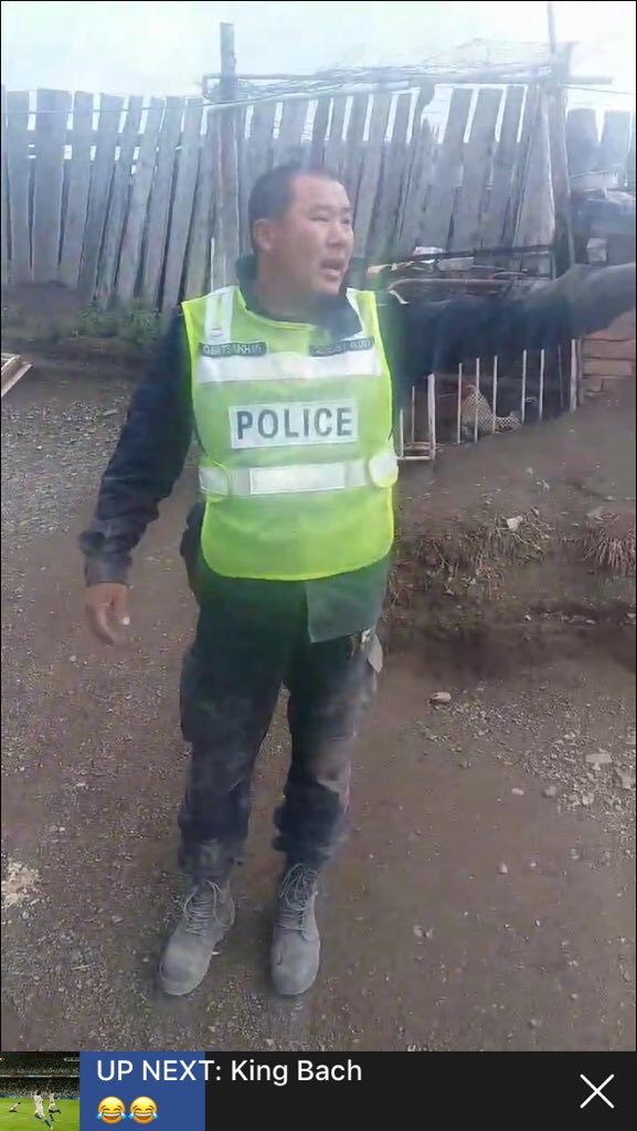 #СайнМэдээнийУурхай 
Сонгинохайрхан дүүргийн цагдаагийн 2-р хэлтсийн эргүүлийн офицер, цагдаагийн ахмад Сайнбилэг, ахлагч Батсайхан нар нь байшинг дээвэр нурж, 9 настай хүү дарагсан байсанг эсэн мэнд гаргаж авч аварчээ цагдаа нартаа баярлалаа 🙏