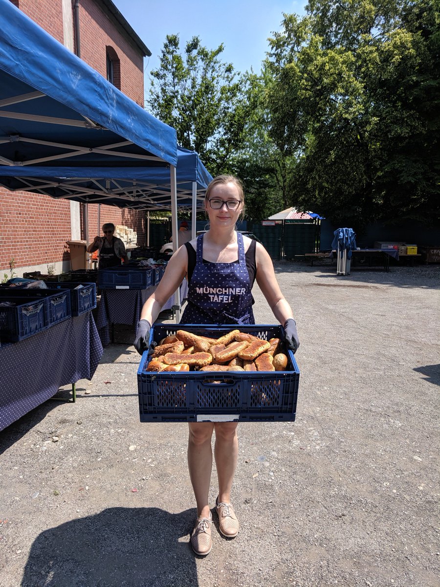 AmazonNewsDE's tweet photo. Amazon unterstüzt die #MünchnerTafel nicht nur regelmäßig mit Spenden, sondern auch die #AmazonVolunteers helfen und verteilten kürzlich bei #SocialDays Essen an Bedürftige. #Amazongemeinsam https://t.co/on5XVYU27v