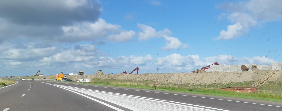 #Afsluitdijk wordt versterkt met grond uit Harlingen! Bij Kornwerderzand wordt momenteel de Afsluitdijk versterkt door #Levvel met o.a. materiaal dat is vrijgekomen bij de verdiepte aanleg van de N31 door Harlingen. Een mooie koppeling door Grip op Grond van <a href="/provfryslan/">Provincie Fryslân</a>