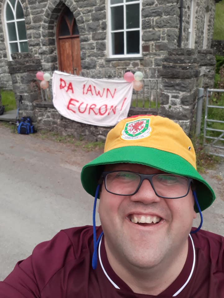 AnnibynwyrCymru's tweet photo. Da iawn Euron Hughes! Wedi cyflawni ei daith heddiw dros Fwlch y Groes gan godi arian at Apêl Madagascar 🇲🇬🏴󠁧󠁢󠁷󠁬󠁳󠁿 #apelmadagascar #fjkm https://t.co/uuMCuFcOpq