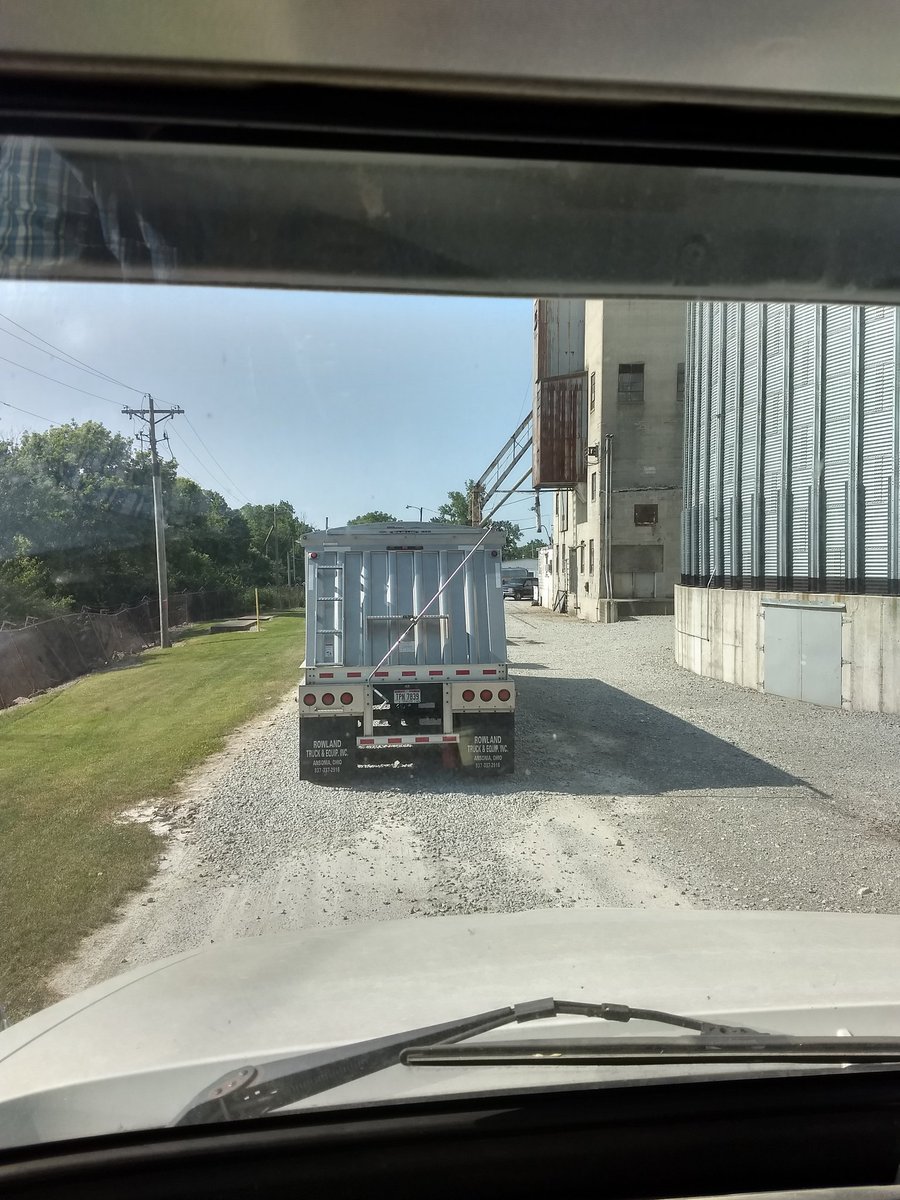 puttypalooza's tweet photo. #Wheat19 started yesterday so that means I'm sitting in line at the elevator today. #ItsAlreadyHot #LaneviewFarms https://t.co/4e8Dv75bGS