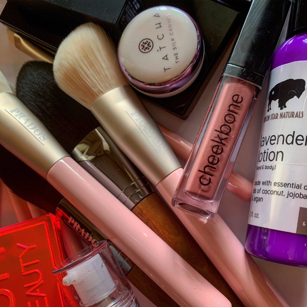 PradosBeauty's tweet photo. Prados Beauty. Woman founded. Xicana/Native owned. Beauty for a cause! 50% of all profits goes back into communities and organizations in need. Stand behind me and my mission to do more! To do better! 💜 #TuesdayMotivation #womaninbiz #NativeTwitter #NativeOwened #Causemetics https://t.co/AWViOS7mLL