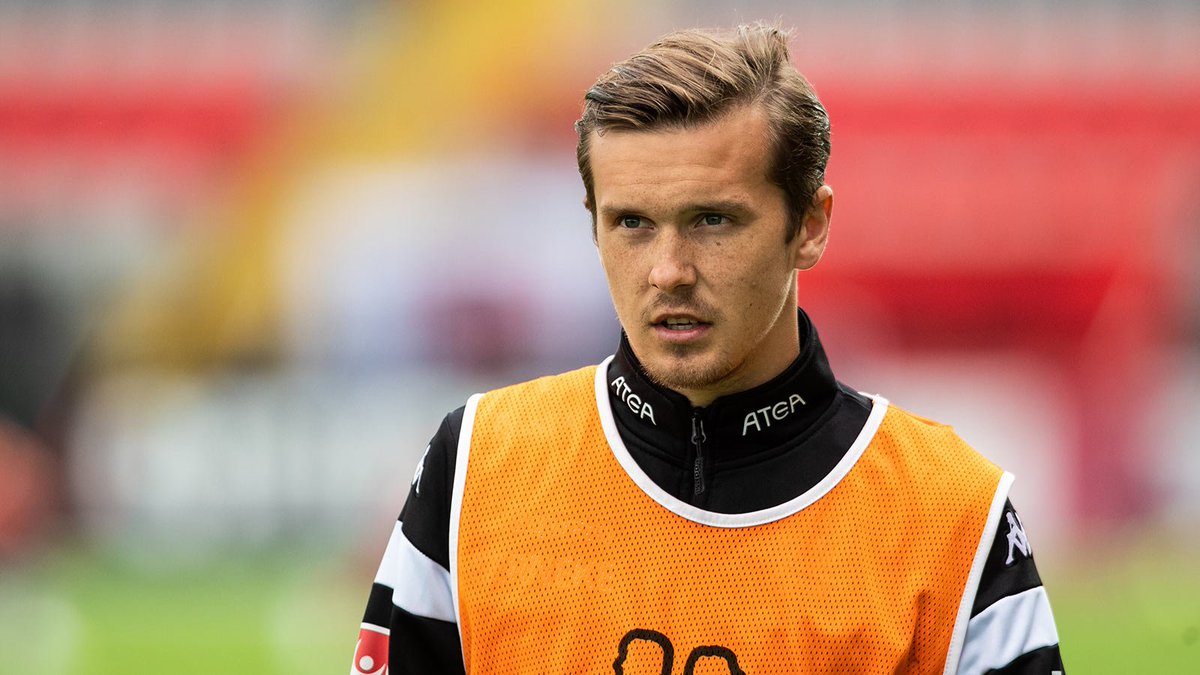 IFKGoteborg's tweet photo. Alla hade hoppats på en lindrig knäskada. MR-undersökningen visade dessvärre att korsbandet är av på Patrik Karlsson Lagemyr. #ifkgbg https://t.co/eTxSzQJ1OZ https://t.co/nQRw0bE0xT