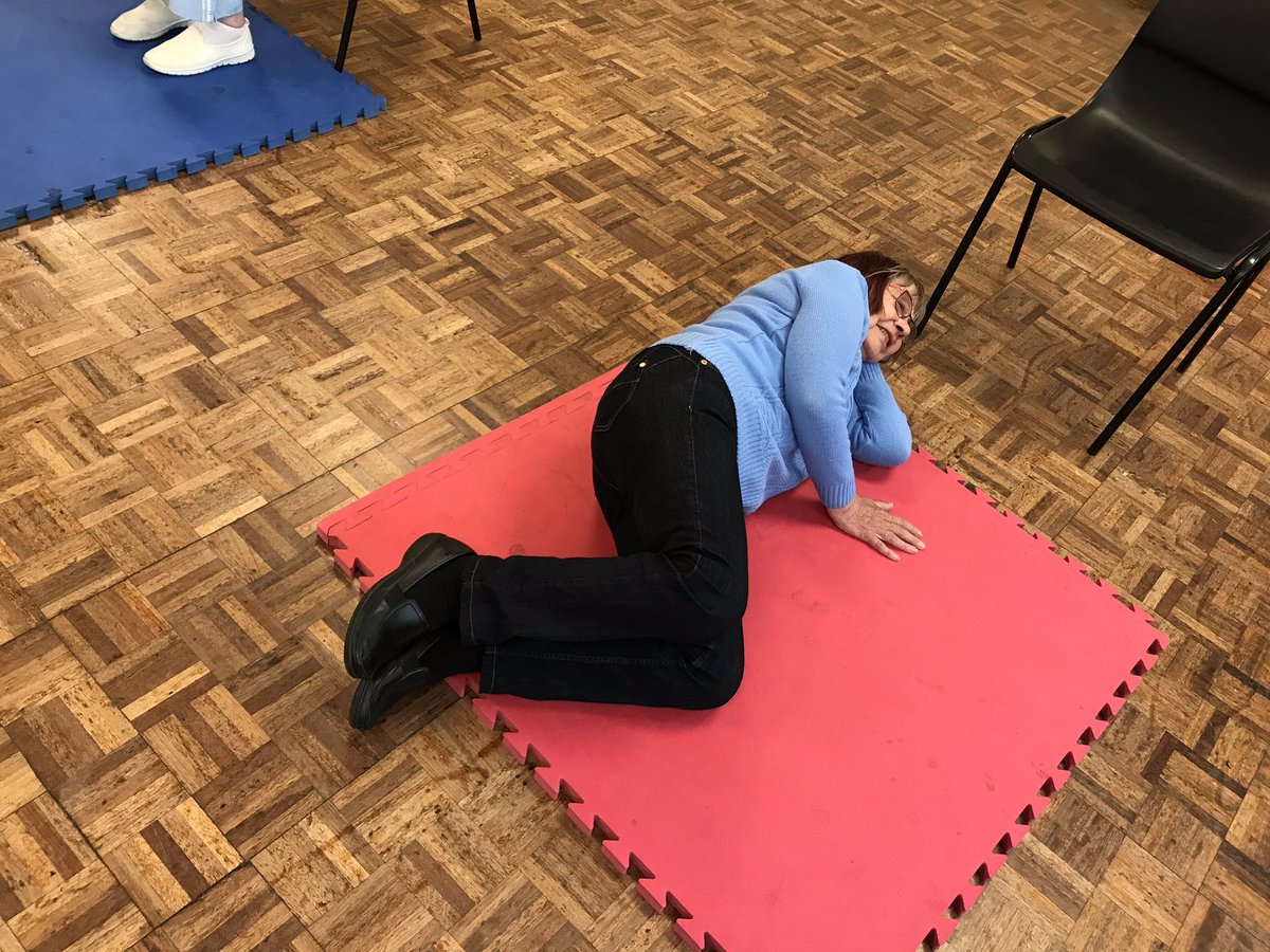 ClaireGrundy7's tweet photo. Carol today managed to get down onto the floor and do some essential hip strengthening exercises and managed to safely get up off the floor and onto the chair! Well done carol! Amazing effort! #bwdbewell #backwardchaining #fallsprevention @refreshbwd @laura1835 @LaterLifeTrain https://t.co/aooxjtmlA2