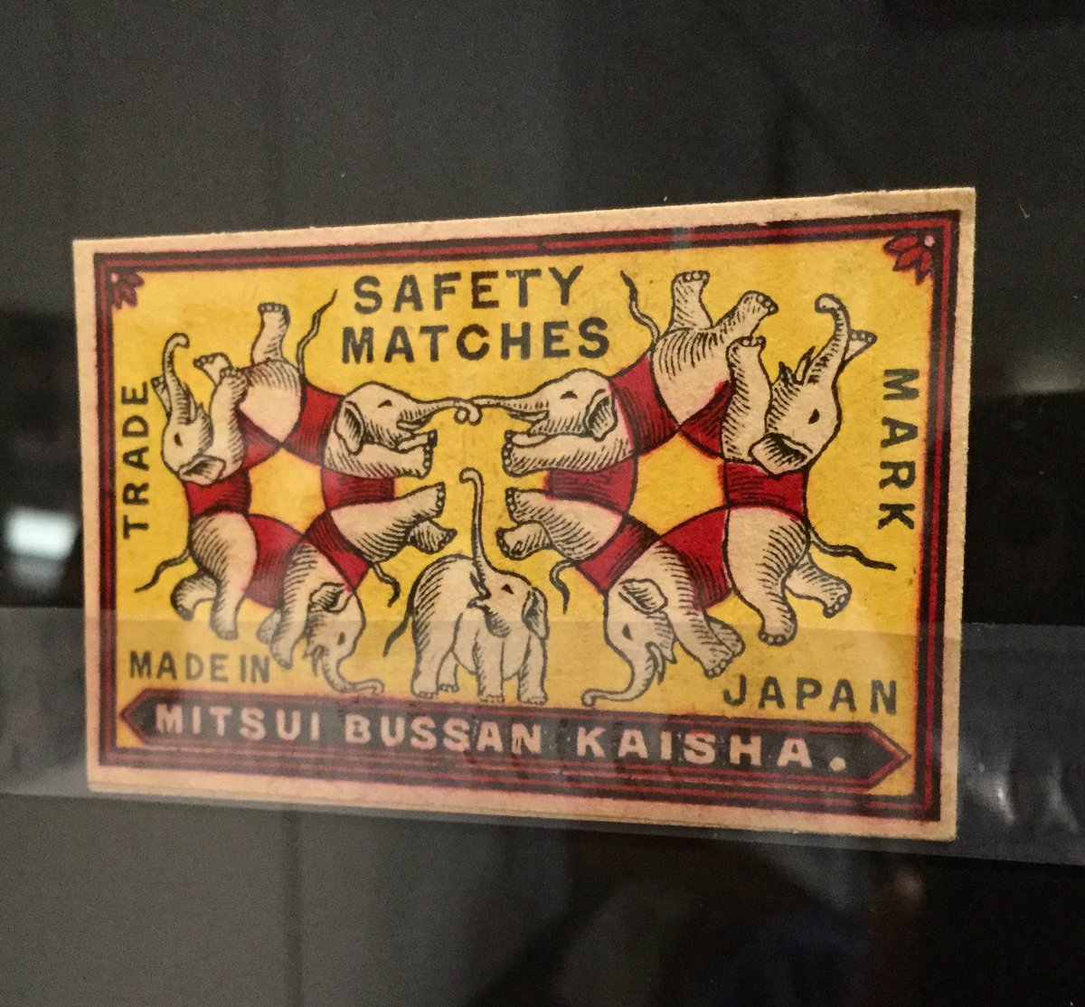 たばこと塩の博物館で七日までやってるマッチラベル展見てきました。
「え…ナニその絵柄?」みたいなマッチラベル見れたりとか、
今和次郎の『新版大東京案内』に出てくる店の
マッチラベルをまとめて展示してあったのが良かったです。
小さい展示だけど入場料100円で冊子付きだからお得かも☺️