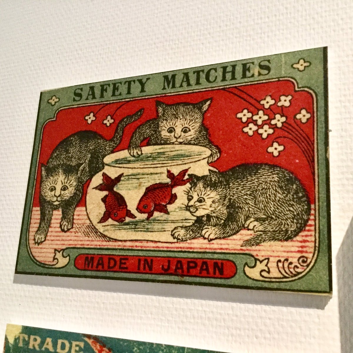 たばこと塩の博物館で七日までやってるマッチラベル展見てきました。
「え…ナニその絵柄?」みたいなマッチラベル見れたりとか、
今和次郎の『新版大東京案内』に出てくる店の
マッチラベルをまとめて展示してあったのが良かったです。
小さい展示だけど入場料100円で冊子付きだからお得かも☺️