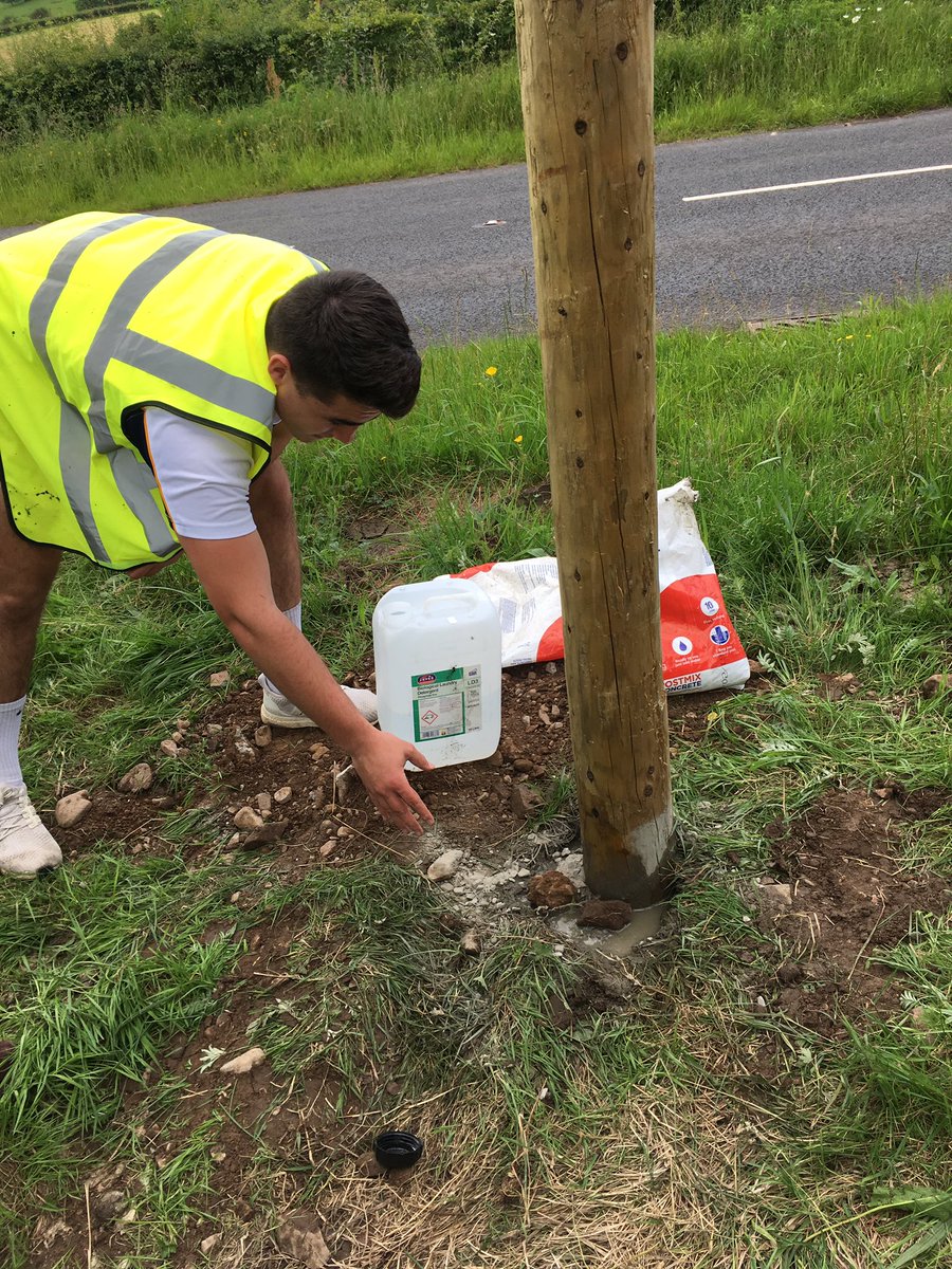 SedberghLecture's tweet image. Iain putting the finishing touches to his post, ably assisted by Mr Kidney at Cautley Picnic Area. #SedberghChallenge #sedberghgivesback