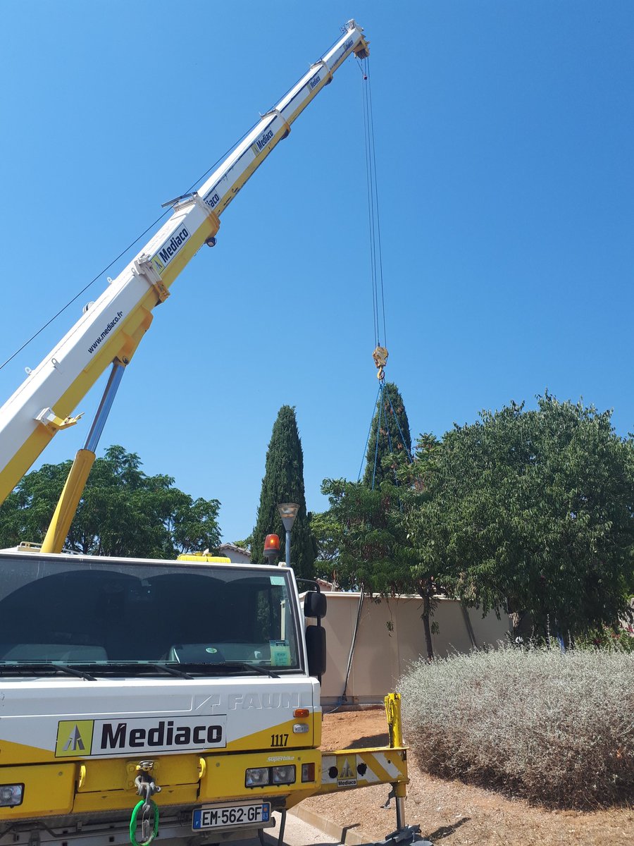 Lancement des travaux de fibre optique à La Londe les Maures où le NRO a été posé en présence de <a href="/Laetitiaquilici/">Laetitia Quilici</a>, François De Canson et Hélène Rigal <a href="/MaRegionSud/">Région Sud</a>