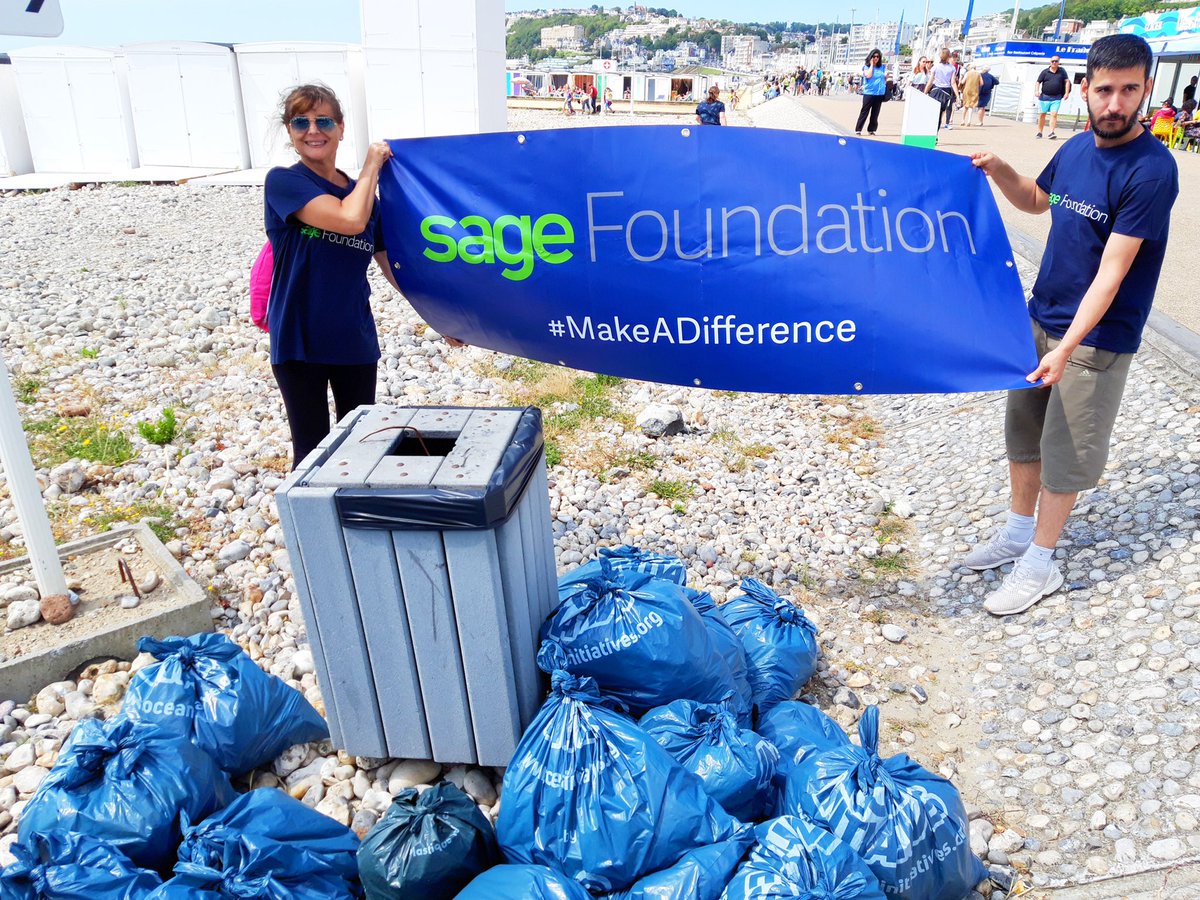 SageFrance's tweet photo. Et ce matin 🚌 @Franckhourdin notre directeur sales #enterprisemanagement a opté d’emmener son équipe sur un #teambuilding éco-responsable au Havre avec @SurfriderParis 💚 Plus de 50 collègues voués à nettoyer les plages ! Agir pour la protection de la planète 💚 @sagefoundation https://t.co/WeGW2mtUZl