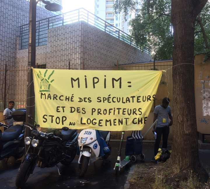 collectifDALBV's tweet photo. Bravo pour l'action de ce matin contre le #MIPIMPropTechEU le #MIPIN c'est la foire à spéculation immobilière et foncier plus important du monde, ils sont les coupables avec les politiciens complices de la destructions de nos vies et nos quartiers #Gentrification #Speculation https://t.co/8dkfuVhCyc
