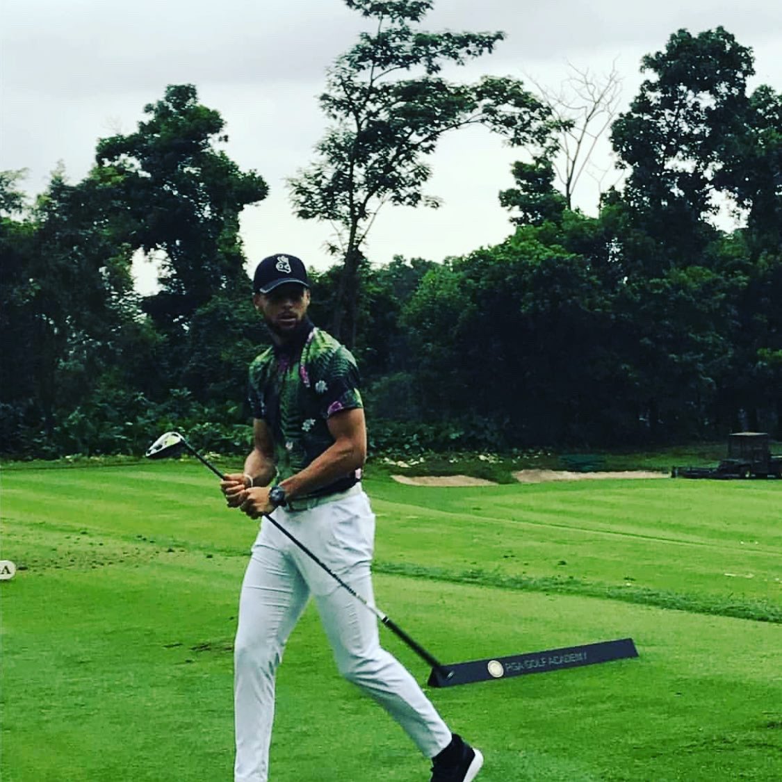 dharrisongolf's tweet photo. @StephenCurry30 dropping by the academy last week! #pgaacademy #missionhillschina https://t.co/cYbGRmnff0