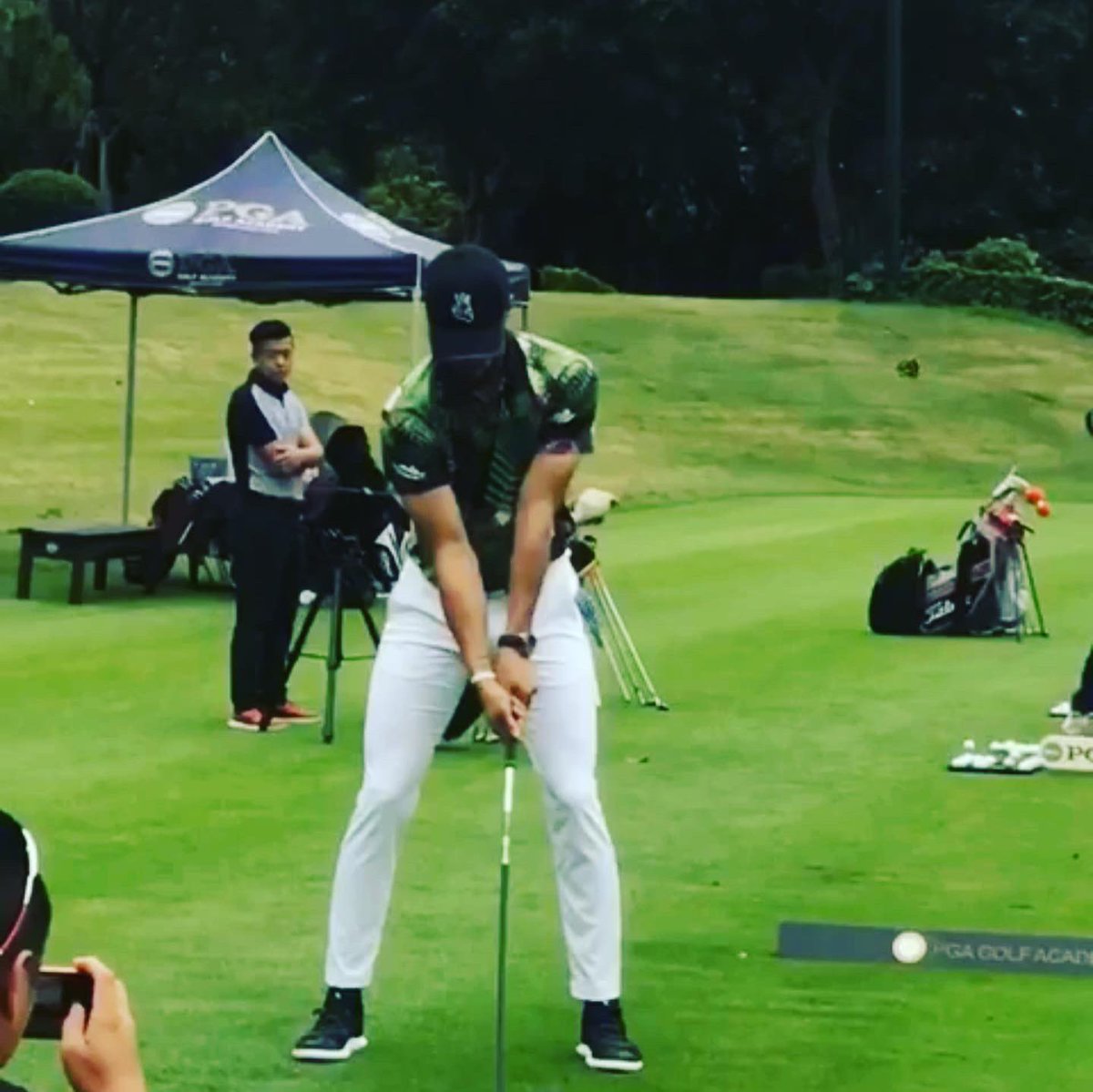 dharrisongolf's tweet photo. @StephenCurry30 dropping by the academy last week! #pgaacademy #missionhillschina https://t.co/cYbGRmnff0