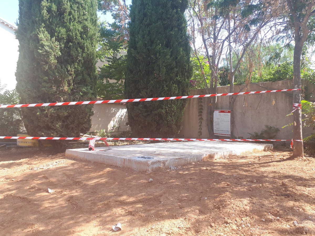 SUD_THD's tweet photo. Bravo aux équipe de Var THD et ses sous-traitants @orange et @groupe_NGE pour cette délicate opération de grutage du 1er shelter du réseau d'initiative publique varois à La Londe les Maures. https://t.co/gjJ9GlfvEZ