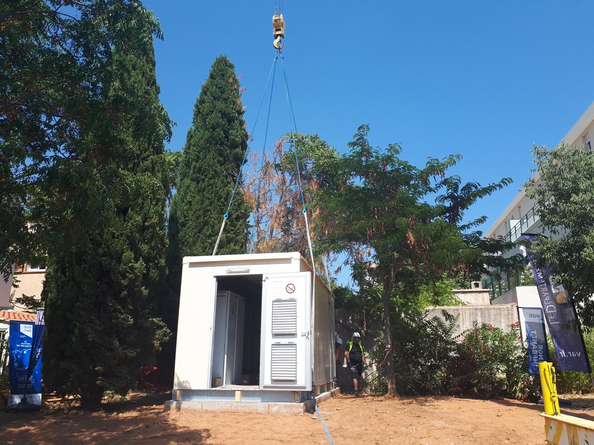 Bravo aux équipe de Var THD et ses sous-traitants <a href="/orange/">Orange</a> et <a href="/groupe_NGE/">NGE</a> pour cette délicate opération de grutage du 1er shelter du réseau d'initiative publique varois à La Londe les Maures.