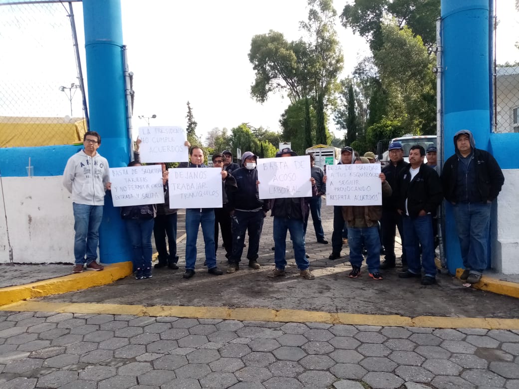 JCarlos_Valerio's tweet photo. #AHORA Trabajadores de la sección norte de Parques y Jardínes se manifiestan afuera de sus oficinas ubicadas en 54 Poniente y 7 Norte. Denuncian hostigamiento laboral. #Puebla Vía @RoxxyZavala https://t.co/ydUTYUyThz