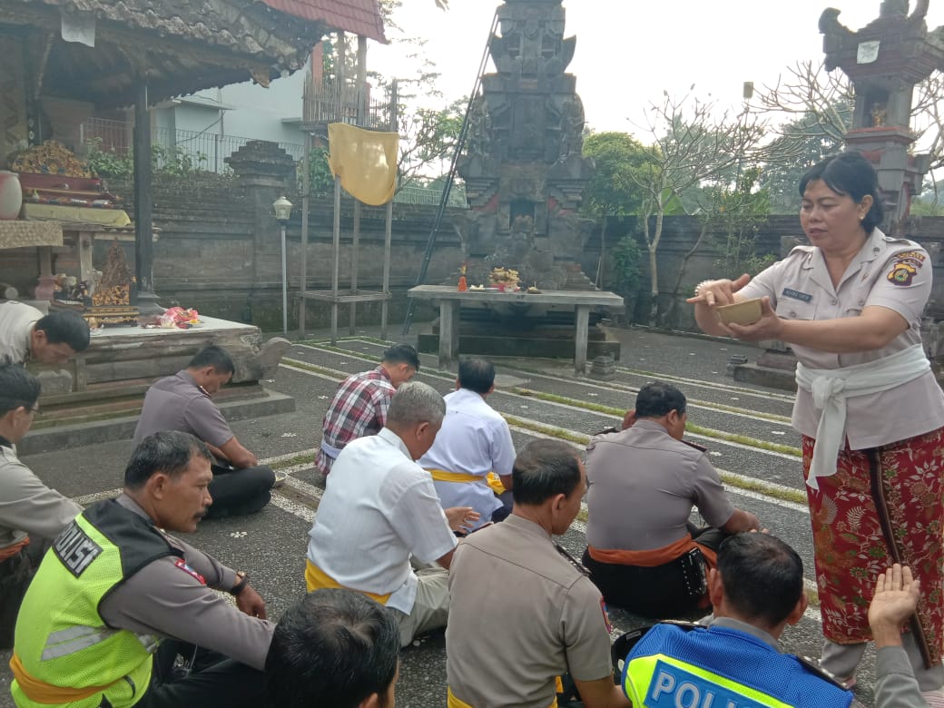 PolsekUbud's tweet photo. Perubahan menuju Z I wujudkan Wilayah Bebas Korupsi dan Wilayah Birokrasi Bersih Melayani dengan meningkatkan keimanan dan ketaqwaan kepada Tuhan, personil Polsek Ubud melaksanakan persembahyangan dipura Batur Sari Br Ambengan Peliatan pada Tilem Malasada (Selasa/2/7/19). https://t.co/ixNh2sOk1G