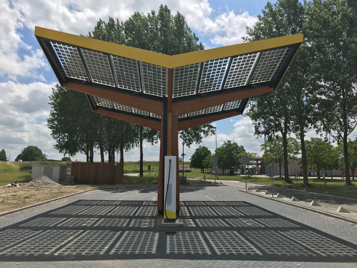 De Knoest 🇳🇱 is ready and at your service 💪

🛣️ A27 Vianen -> Utrecht
2x  175 kW CCS 
1x  50 kW CCS, CHAdeMO &amp; AC 
🔌 Tesla CHAdeMO adapter
🍟 Burger King
🥪 La Place
🍏 Albert Heijn to go

👉All our locations: bit.ly/2FO86Yv