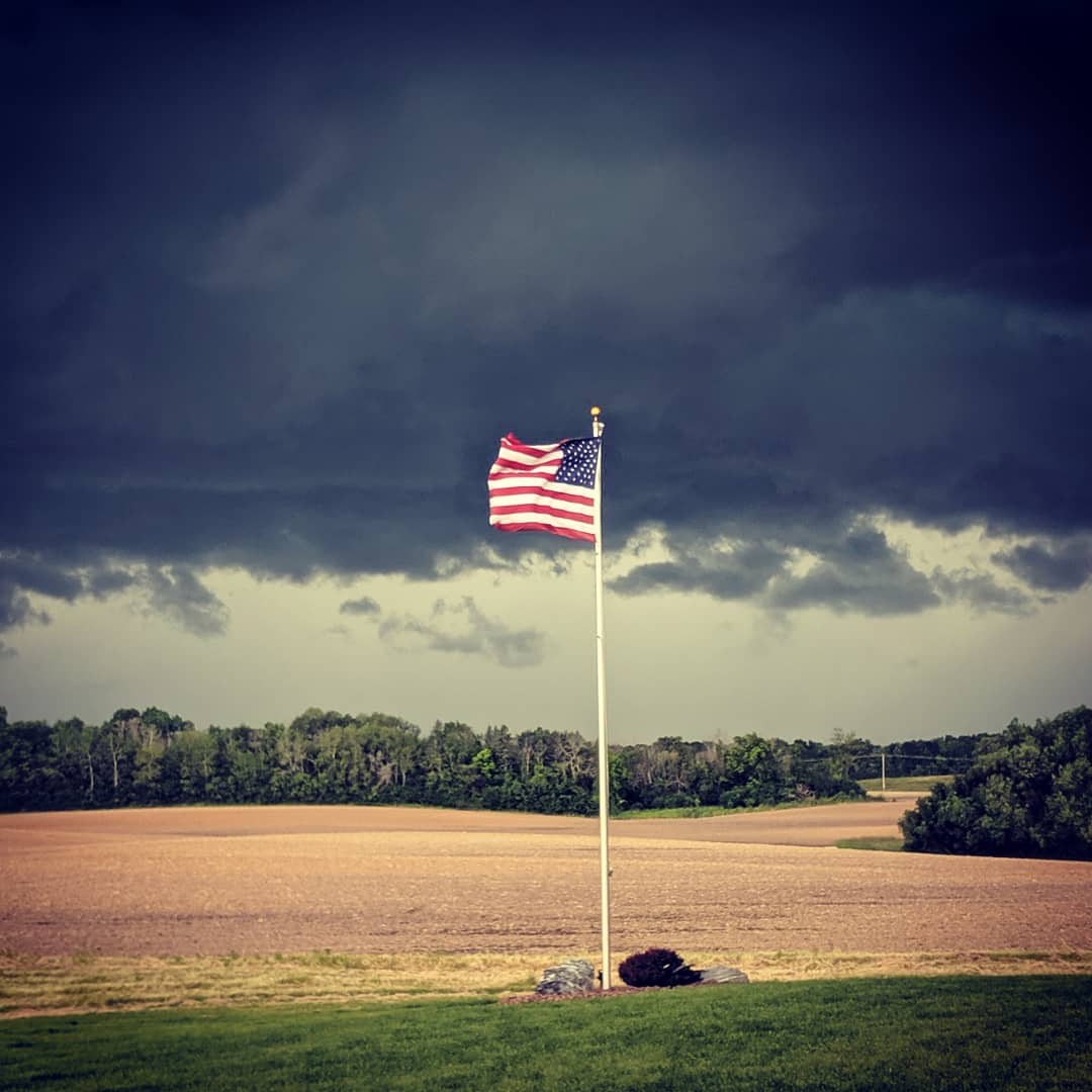 nanners59's tweet photo. Nothing like a Wisconsin thunderstorm rolling in. ⛈️ https://t.co/zQ8hdIbDJW