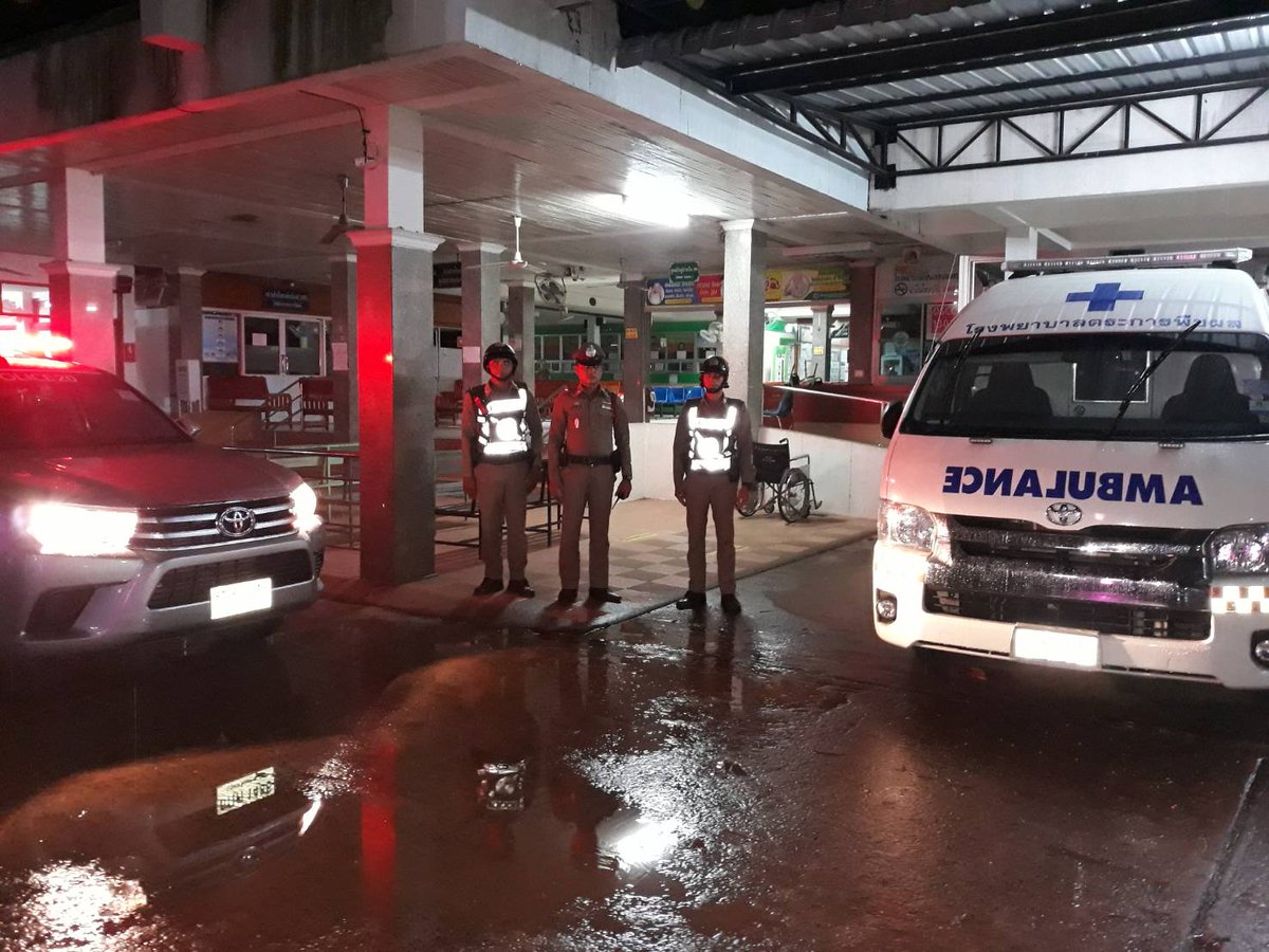 trakarnpolice's tweet photo. #แม้ฝนตกก็ไม่หวั่น
เจ้าหน้าที่ตำรวจสถานีตำรวจภูธรตระการพืชผลออกตรวจดูแลความปลอดภัยให้ประชาชนบริเวณสถานที่สำคัญในพื้นที่
@ubonpolice 
@PoliceRegion3 https://t.co/jh4WaTRwhO