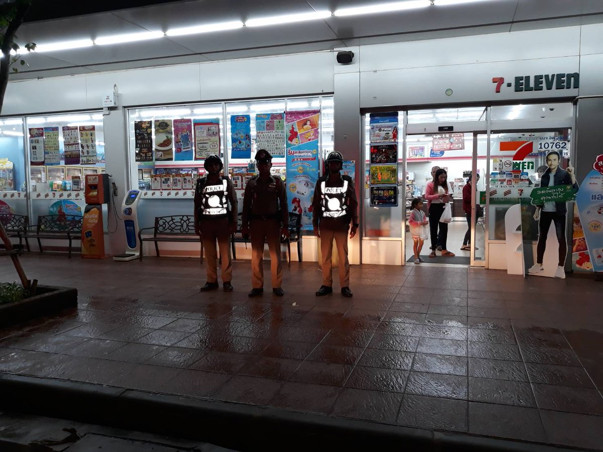 trakarnpolice's tweet photo. #แม้ฝนตกก็ไม่หวั่น
เจ้าหน้าที่ตำรวจสถานีตำรวจภูธรตระการพืชผลออกตรวจดูแลความปลอดภัยให้ประชาชนบริเวณสถานที่สำคัญในพื้นที่
@ubonpolice 
@PoliceRegion3 https://t.co/jh4WaTRwhO