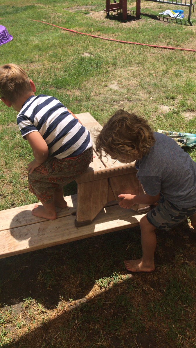 ALittlePatchof1's tweet photo. Making a slide ❤️ #looseparts #benchesareforsliding #bestbuddies #teamwork #play #creative #risk #barefoot #alpoe #alittlepatchofearth https://t.co/6MIMBQcFA2