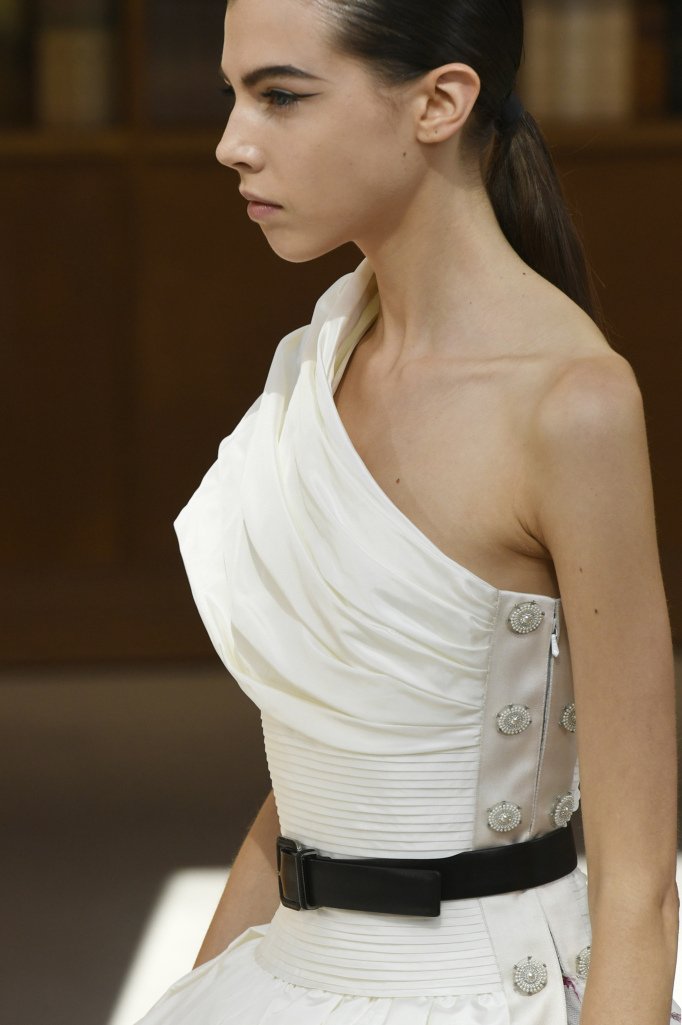 wwd's tweet photo. Details, details @CHANEL #chanelcouture https://t.co/tU2YTIvTFq