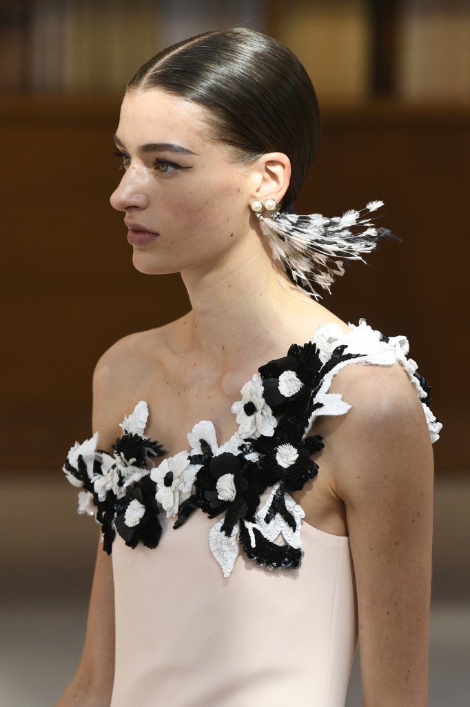 wwd's tweet photo. Details, details @CHANEL #chanelcouture https://t.co/tU2YTIvTFq
