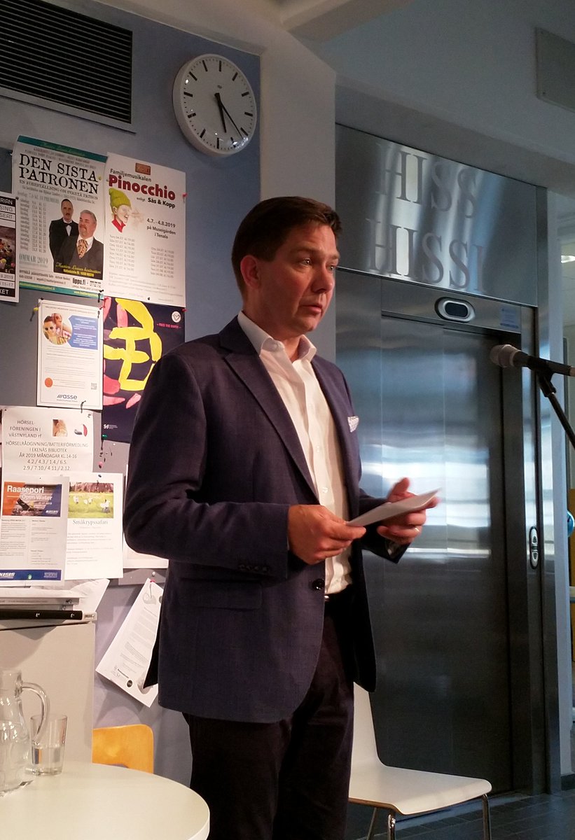 Regeringsprogrammet #kirjastokiertue har tydligare än tidigare texter om jämställdhet, säger ministern för nordiskt samarbete och jämställdhet <a href="/TBlomqv/">Thomas Blomqvist</a> <a href="/Ulkoministerio/">MFA Finland 🇫🇮</a> <a href="/oikeusmin/">Oikeusministeriö</a>  till publiken på Ekenäs bibliotek <a href="/Raseborg/">Raseborg-Raasepori</a>.