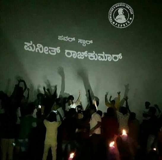 PuneethFans007's tweet photo. ಇವರು ಯಾವದೋ ಹತ್ತು-ಇಪ್ಪತ್ತು ಮೂವಿ ಮಾಡಿ ಎರಡು ಹಿಟ್ ಕೊಟ್ಟು ಸ್ಟಾರ್ ಆದವರಲ್ಲ😁 

ಮಾಡಿರೋ ಮೊದಲನೇ  ಮೂವಿ ಅಲ್ಲೇ ಹೌಸ್ ಫುಲ್ ಬೋರ್ಡ್ ಹಾಕ್ಸ್ಕೊಂಡು ಸಿಲ್ವರ್ ಜ್ಯೂಬ್ಲೀ ಪ್ರೋಗ್ರಾಮ್ ಮಾಡ್ಸಿಕೊಂಡು #ಪವರ್_ಸ್ಟಾರ್ ಆದವರು😎🤟🏼
#PuneethRajkumarForLife❤ https://t.co/Mn0YN6y3h9