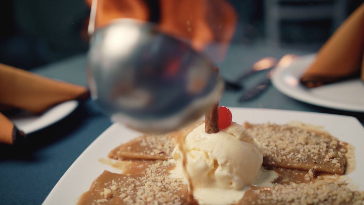 artemacontent's tweet photo. Stills de proyecto gastronómico 🎥🔥

El material fue grabado con nuestra cámara BMD URSA Mini Pro y el objetivo Sigma Art 18-35 a f1.8 en formato Blackmagic RAW 12:1 4.6K; iluminado con una Aputure 120D con domo de difusión como keylight y una Aputure LS1C con softbox como fill. https://t.co/yNzZVWDv3h