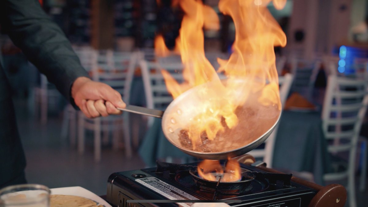 artemacontent's tweet photo. Stills de proyecto gastronómico 🎥🔥

El material fue grabado con nuestra cámara BMD URSA Mini Pro y el objetivo Sigma Art 18-35 a f1.8 en formato Blackmagic RAW 12:1 4.6K; iluminado con una Aputure 120D con domo de difusión como keylight y una Aputure LS1C con softbox como fill. https://t.co/yNzZVWDv3h