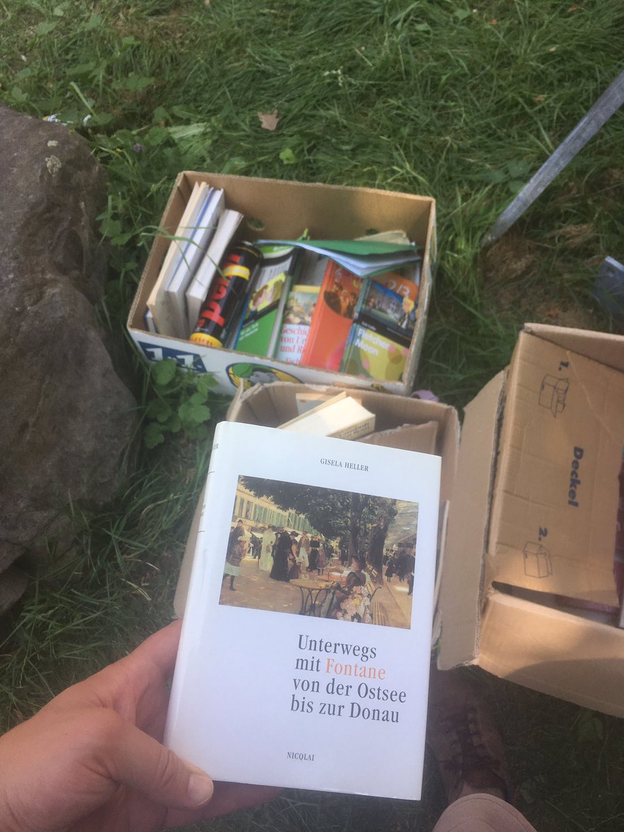 bartlebeer's tweet photo. Unterwegs mit...
Kein schlechter Fund im #FontaneJahr 
#WildeBücher #StadtinBüchern

Sogar Jako fast ein Stechlinscher Czako-Wink https://t.co/kc4VpMEh55