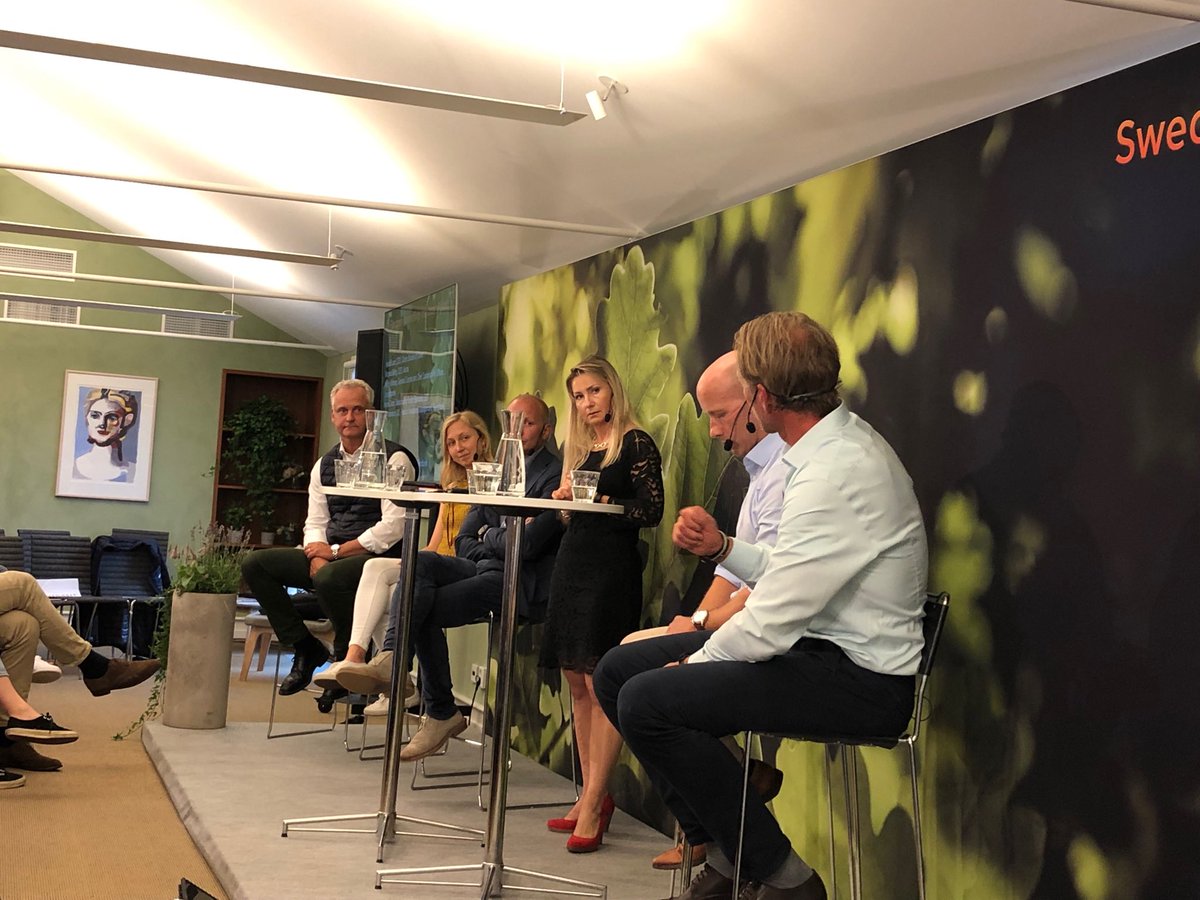 eva_axelsson's tweet photo. ”Tidigare handlade allt om bara risk och finansiell avkastning- nu behöver vi förklara vikten av den tredje dimensionen sociala värdet” #ErikAndersson CIO @SwedbankRobur @Swedbank
panel ”Företagen i omvandling- från brunt till grönt” #Almedalen #hållbarafinanser https://t.co/2pqqpyXVCe
