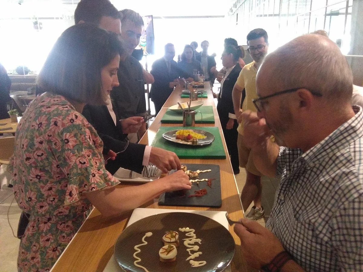 Vicpregon's tweet photo. Enhorabuena a la ganadora del 1er concurso Tapa-Chef @Melia__Sevilla y gracias a tod@s los participantes!! https://t.co/oxyvSpZlyj