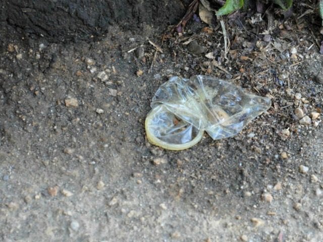 нашел презик на улице. нашел презик на улице. использованный презерватив. использованные презервативы на земле. использованный презерватив.