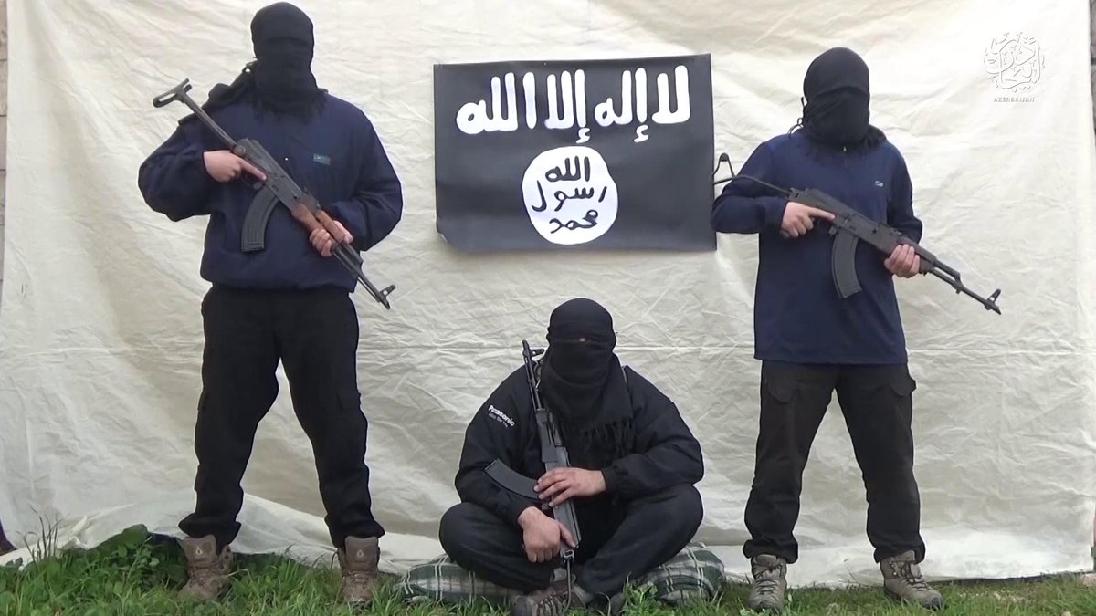 Террористы крокуса на фоне флага. Террористическая группировка «Исламское государство» в Сирии. Мусульманские террористические группировки.