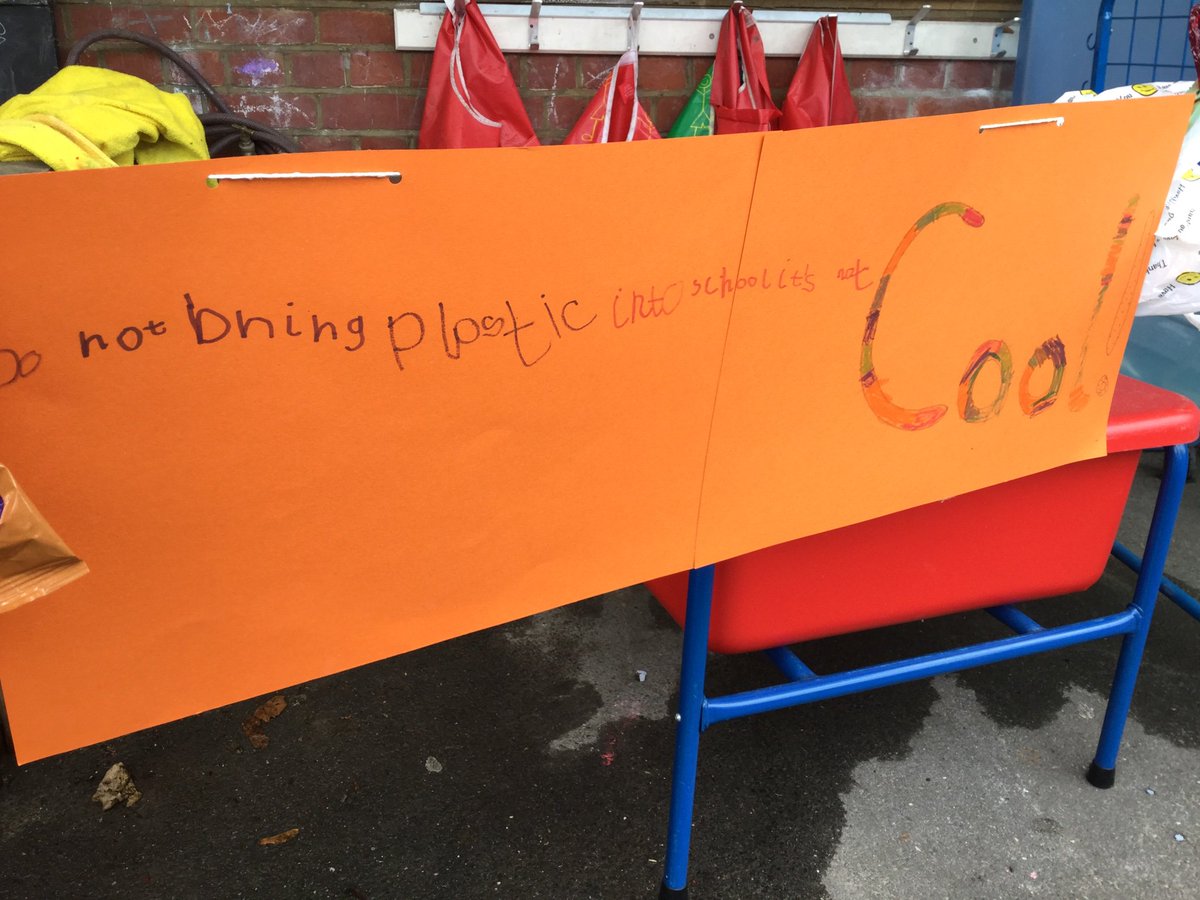 ThamesideSch's tweet photo. Our young ecowarriors have been collecting lunchbox plastic today. This washing line was just one day in Foundation Stage. Please try to reduce your #singleuseplastic in lunchboxes. #WarOnPlastic #plasticrevolution #RLHtps #RSCtps https://t.co/xUWmWZL6Ag