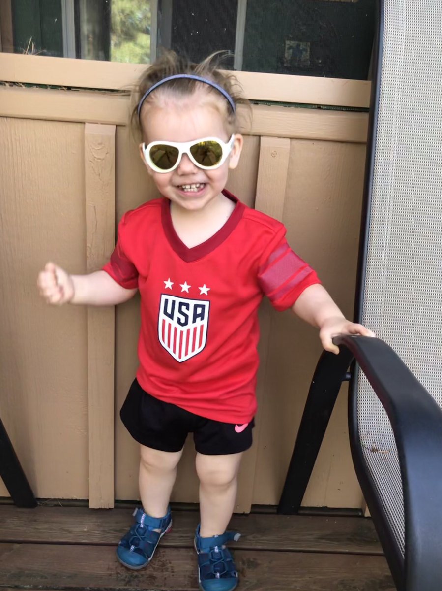 AshleyMHall's tweet photo. Go USA from your mini fan! @alexmorgan13 https://t.co/fUh4TYomIn