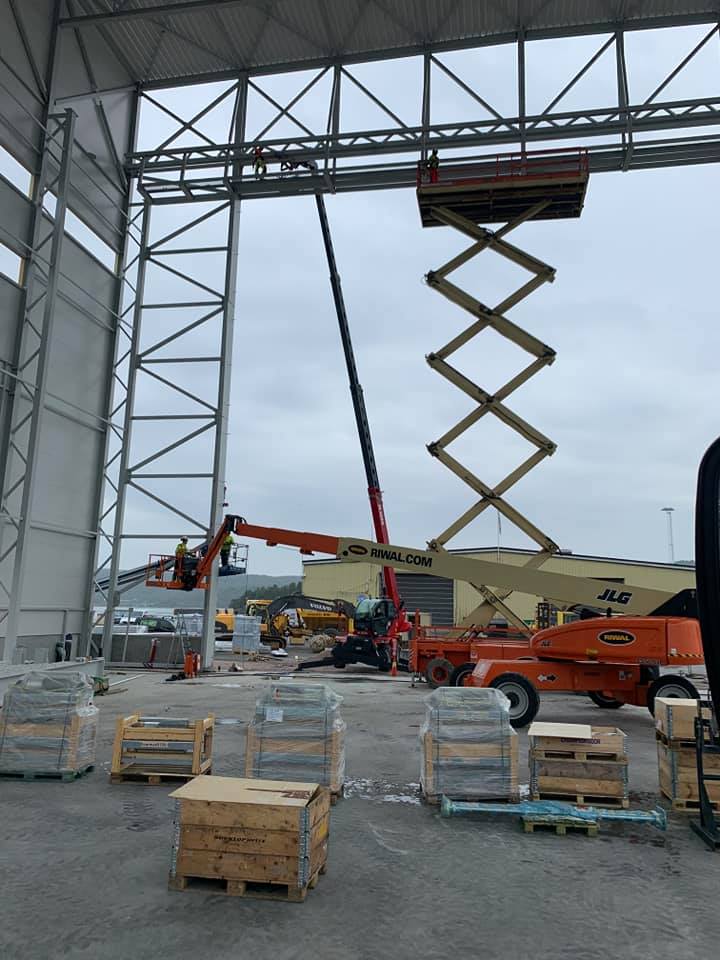 Da er vi igang med montering av Verftsporten på Vold. Med en imponerende størrelse på 24 x 20 meter blir dette den desidert største porten vi har levert.

Litt om porttypen: VERFT, HANGAR &amp; INDUSTRI DUKPORT.

Kontakt oss for spørsmål og priser.