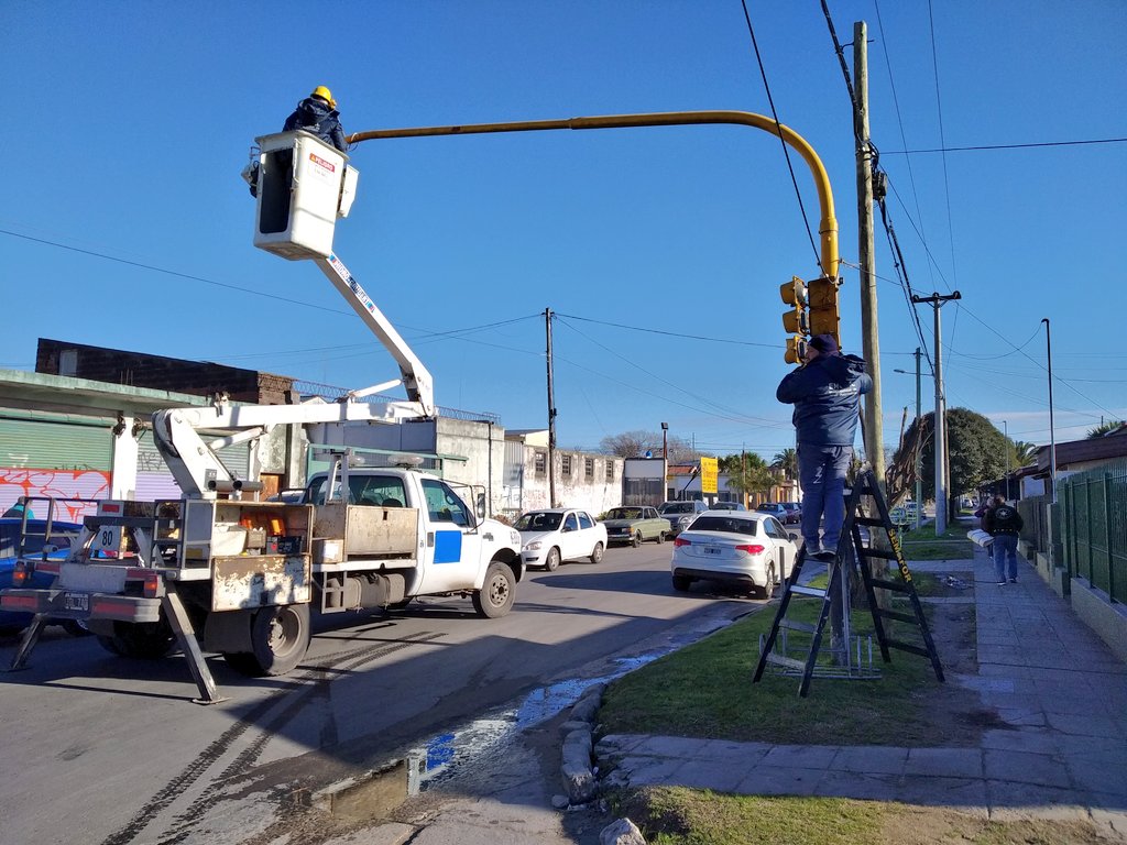emvialmgp's tweet photo. Equipos de Señales Luminosas realizan el cambio de las linternas en los semáforos de Génova y Polonia. Muchas de ellas tenían roturas por piedras, que luego cuando filtra el agua, queman el artefacto. 
#HaciendoJuntos 
#MardelPlata 
@arroyocf @MGPmardelplata @PabloGSimoni https://t.co/YkPXhbuwPI