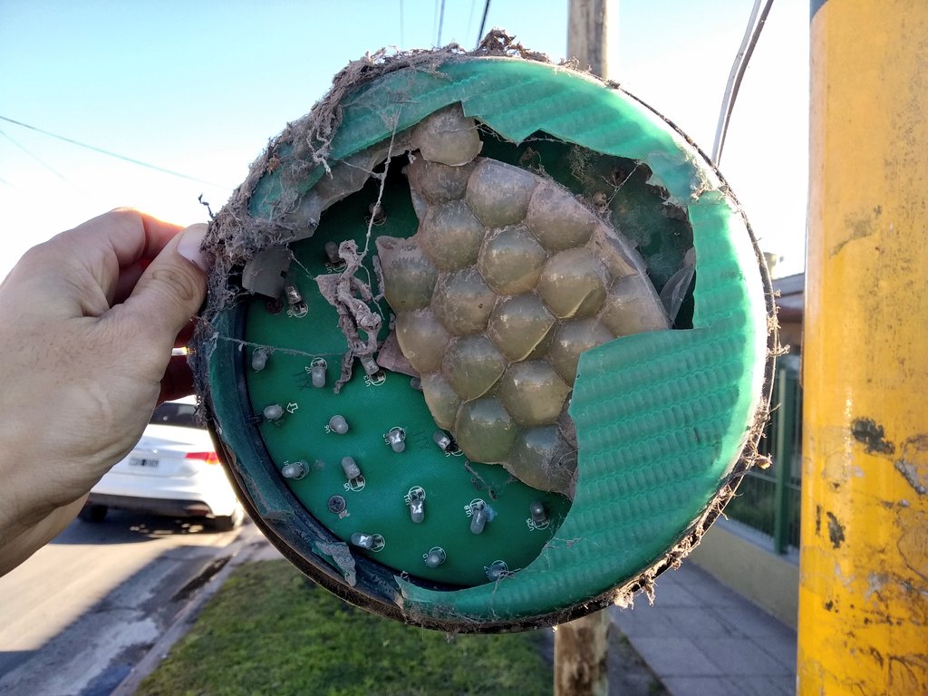 emvialmgp's tweet photo. Equipos de Señales Luminosas realizan el cambio de las linternas en los semáforos de Génova y Polonia. Muchas de ellas tenían roturas por piedras, que luego cuando filtra el agua, queman el artefacto. 
#HaciendoJuntos 
#MardelPlata 
@arroyocf @MGPmardelplata @PabloGSimoni https://t.co/YkPXhbuwPI